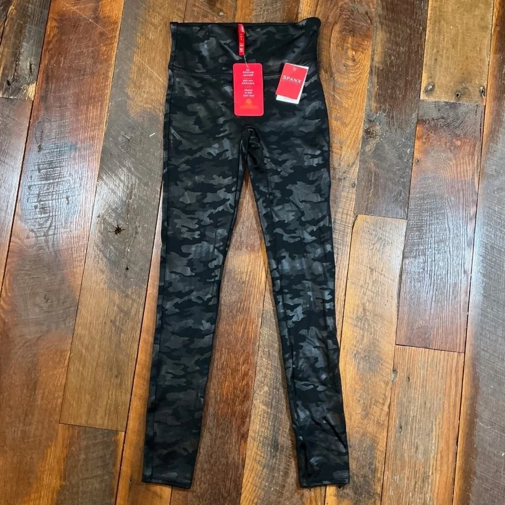 Spanx Faux Leather Camo Leggings Matte Black Size Small NWT - Picture 2 of 8